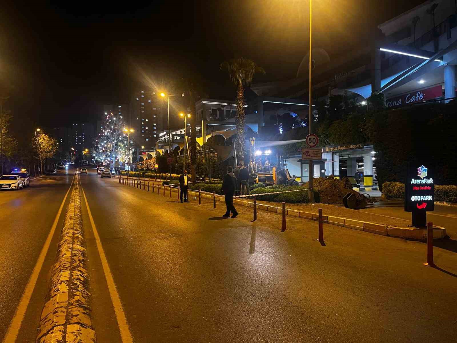 Küçükçekmece’de doğalgaz borusu kırıldı, AVM’dekiler panikle kaçtı
