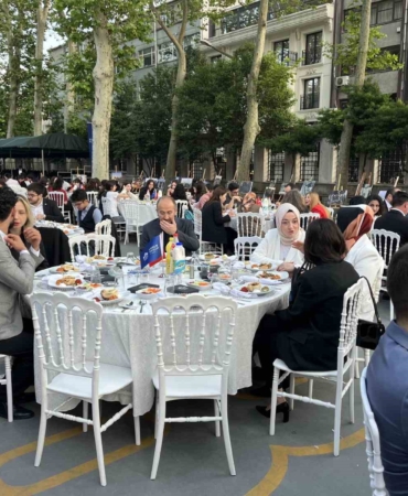 İstanbul Erkek Lisesi’nde Asırlık Okullar Vakfı Olağanüstü Genel Kurul ve Lansman töreni düzenlendi