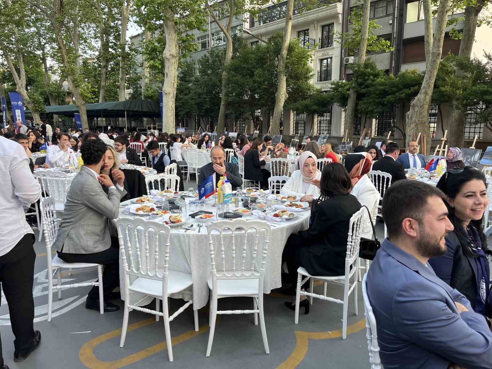 İstanbul Erkek Lisesi’nde Asırlık Okullar Vakfı Olağanüstü Genel Kurul ve Lansman töreni düzenlendi