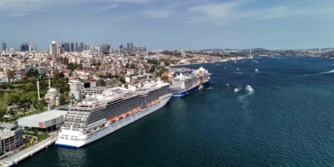 İstanbul Boğazı’nda iki dev kruvaziyer gemisi havadan görüntülendi