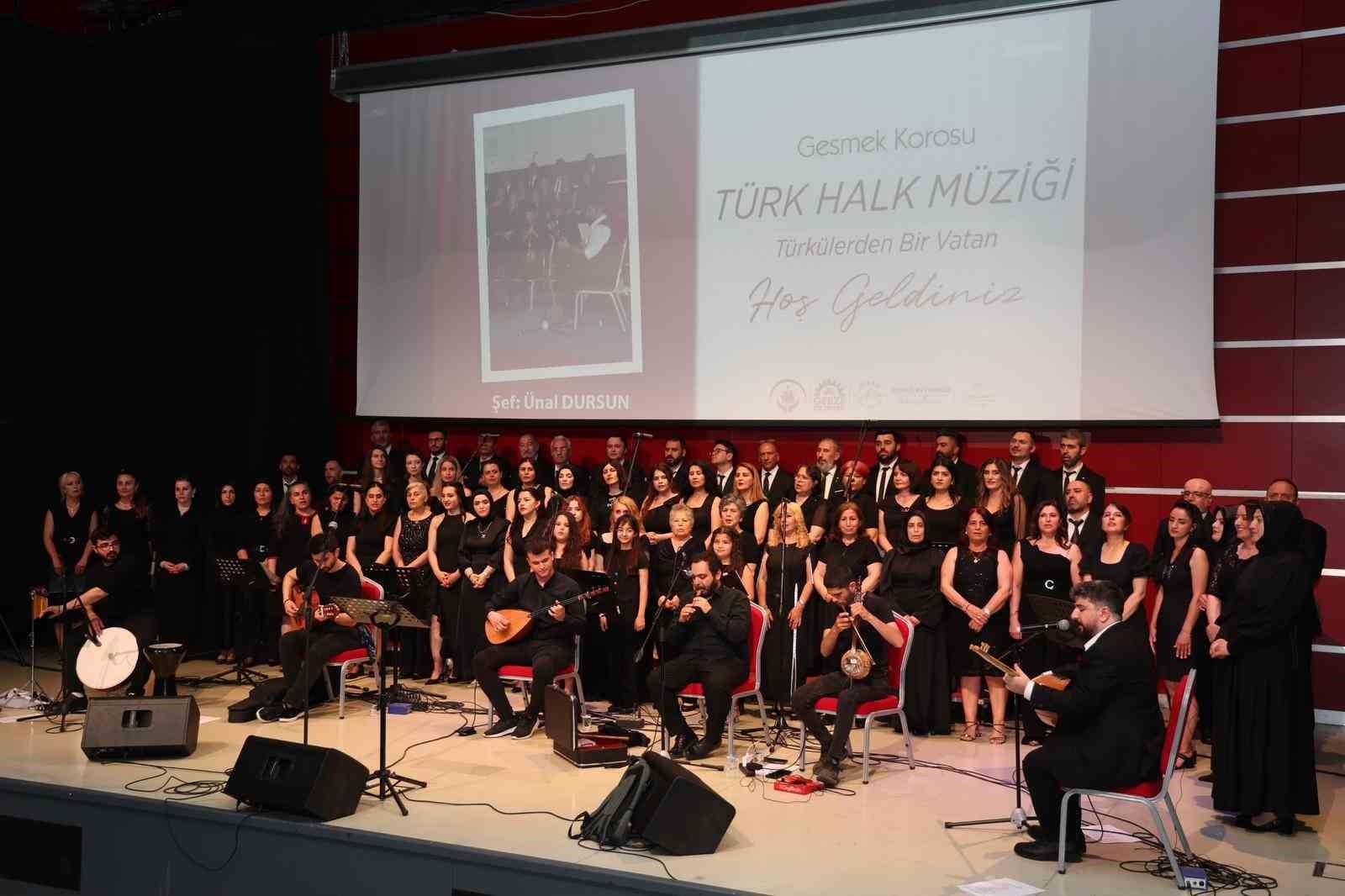 Türk halk müziği korosu dinleyenlerini adeta kültürel yolculuğa çıkardı