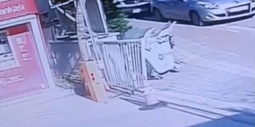 Bankamatikten para çekti, servis aracının altında kaldı...O anlar kamerada