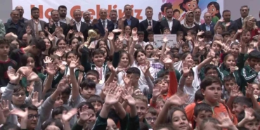 Ümraniye’de, ’Geleneksel Çocuk Oyunları ve İlkokullar Arası Fiziksel Etkinlikler’de ödüller sahiplerini buldu