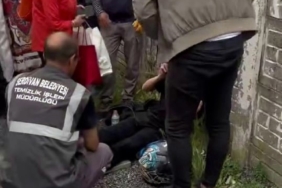 Serdivan Belediyesi’ne ait çöp kamyonu motosikletliyi altına aldı