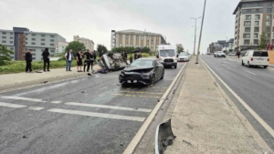 Beylikdüzü’nde kontrolden çıkan araç ters şeride daldı: 1’i ağır 4 yaralı
