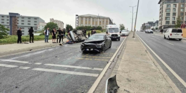 Beylikdüzü’nde kontrolden çıkan araç ters şeride daldı: 1’i ağır 4 yaralı