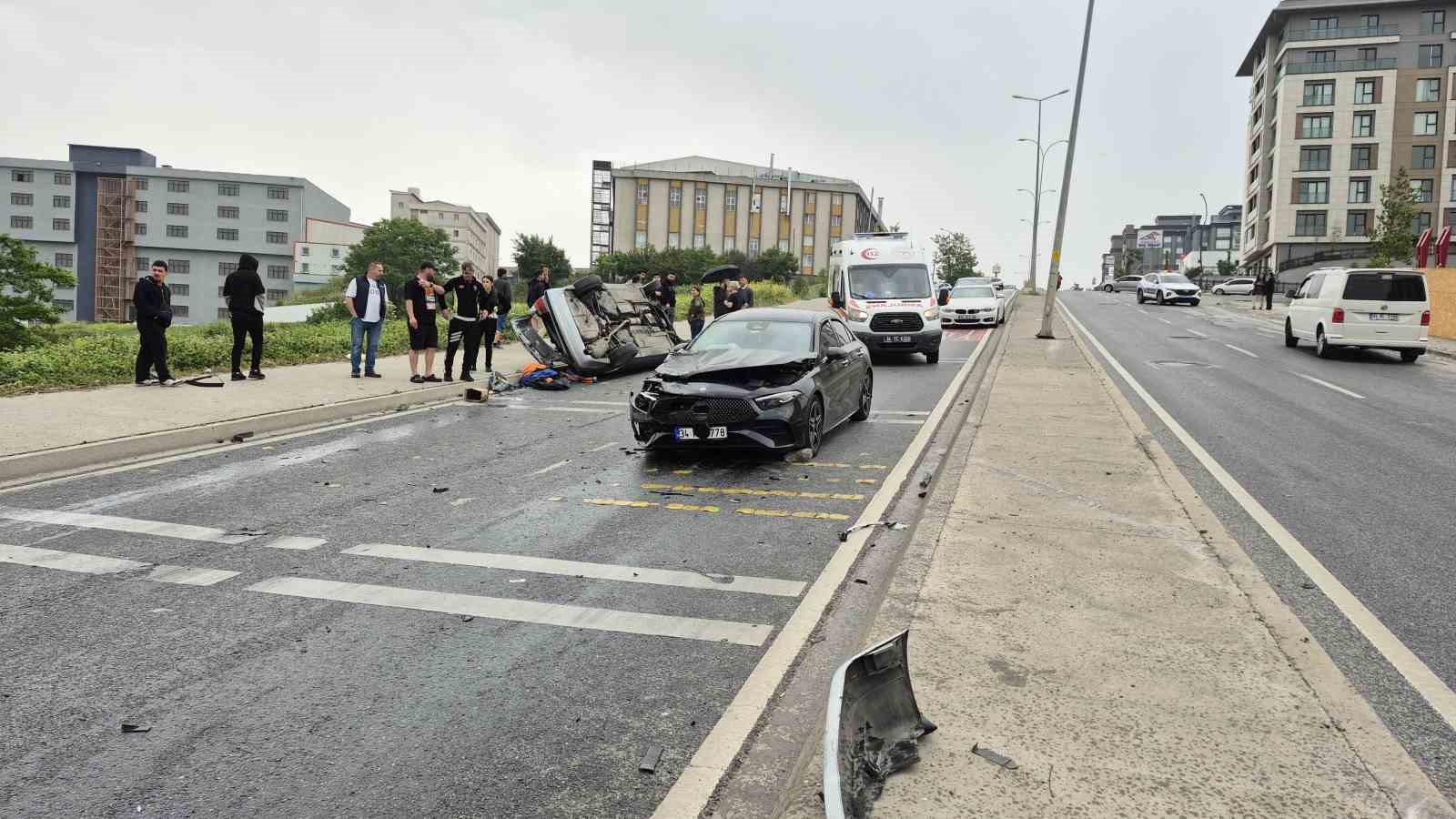 Beylikdüzü’nde kontrolden çıkan araç ters şeride daldı: 1’i ağır 4 yaralı