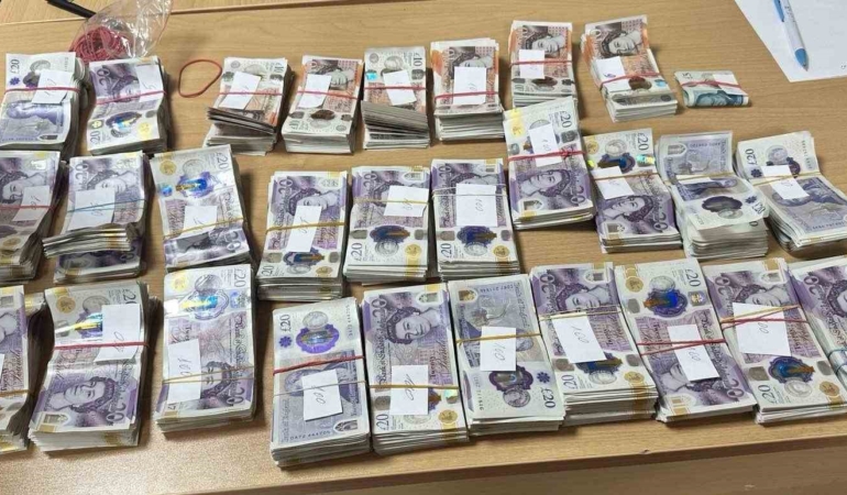 Tırın havalandırma kanalındaki 50 bin İngiliz sterlin komşuya kaldı