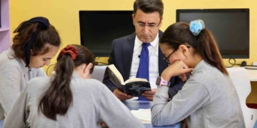 Vali Şefik Aygöl, öğrencilerle kitap okudu
