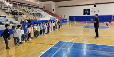 Bilecik anaokulu minikleri voleybol ile tanıştı