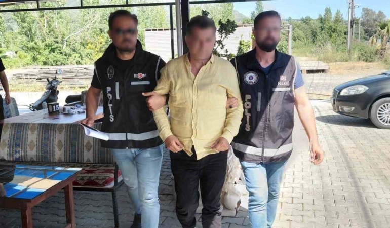 İstanbul merkezli borsa operasyonunda örgüt ele başı ve 6 şüpheli yurt dışına kaçarken yakalandı
