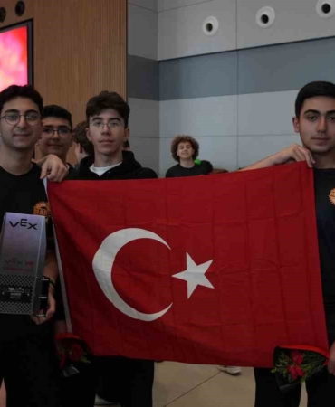 Arnavutköylü öğrenciler ABD’den dünya şampiyonası ödülüyle döndü