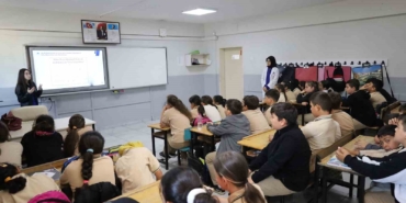 Öğrencilere sıfır atık politikaları anlatılıyor