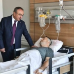 Vali yaralı polisi ziyaret etti: Alkollü sürücü çarpıp kaçmıştı