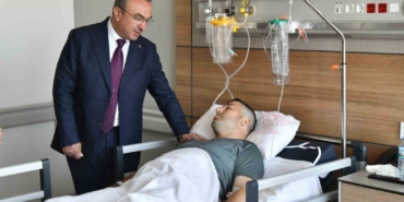 Vali yaralı polisi ziyaret etti: Alkollü sürücü çarpıp kaçmıştı