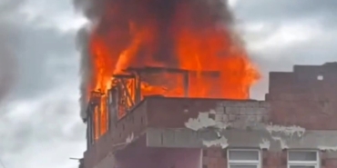 Sultanbeyli’de korkutan çatı yangını: Alevler yan binaya sıçradı