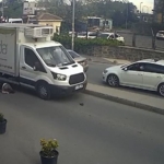 Yolun karşısına geçmeye çalışan kadının üzerinden kamyonet geçti
