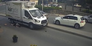 Yolun karşısına geçmeye çalışan kadının üzerinden kamyonet geçti