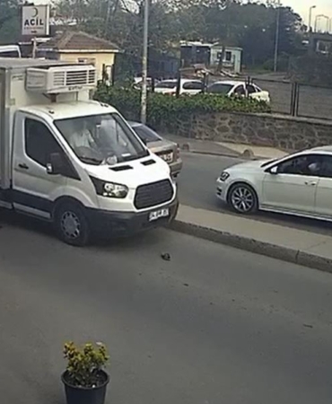 Yolun karşısına geçmeye çalışan kadının üzerinden kamyonet geçti
