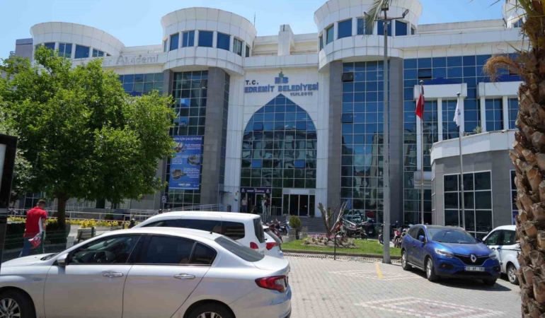 Edremit Belediyesi Yapı Kontrol Müdürlüğü’ne operasyon: 3’ü belediye personeli 7 kişi gözaltında