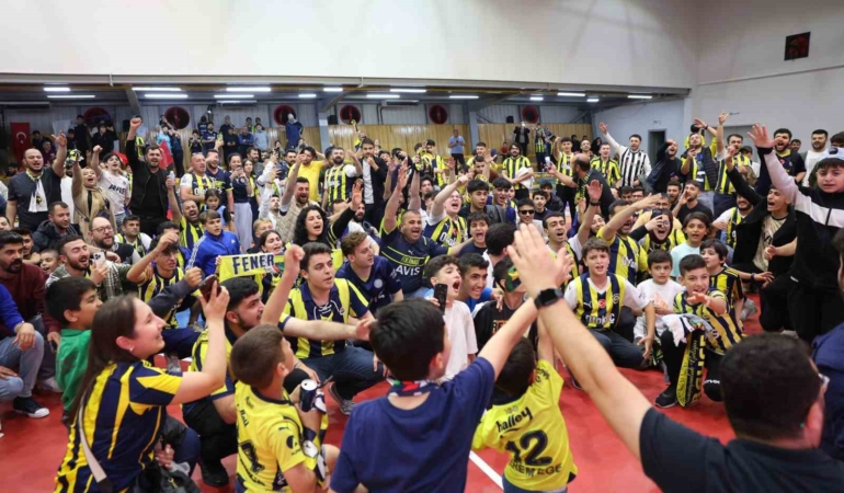 Fenerbahçe’nin Avrupa şampiyonluğu Darıca’da dev ekrana yansıtıldı
