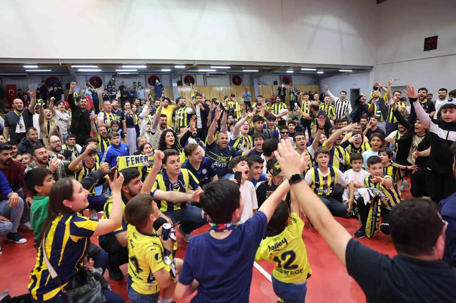 Fenerbahçe’nin Avrupa şampiyonluğu Darıca’da dev ekrana yansıtıldı