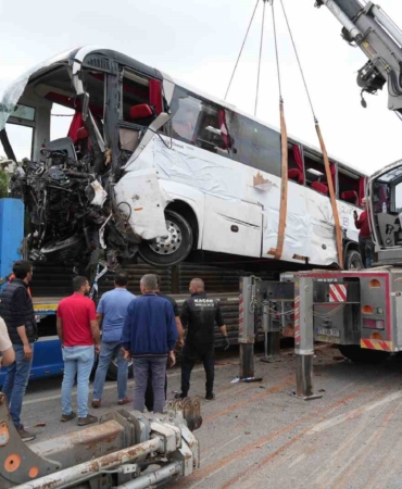 Çanakkale’de 8 kişinin öldüğü kazada enkaza dönen otobüs vinç yardımıyla olay yerinden kaldırıldı