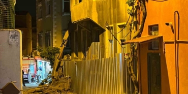 İstanbul Fatih Ayvansaray’da, metruk binada çökme meydana geldi. İhbar üzerine itfaiye, AFAD, UMKE ve sağlık ekipleri sevk edildi.