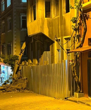 İstanbul Fatih Ayvansaray’da, metruk binada çökme meydana geldi. İhbar üzerine itfaiye, AFAD, UMKE ve sağlık ekipleri sevk edildi.