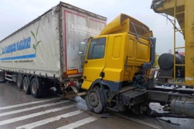 D-100’de 2 tır ve 2 otomobilin karıştığı zincirleme kaza: 1 yaralı