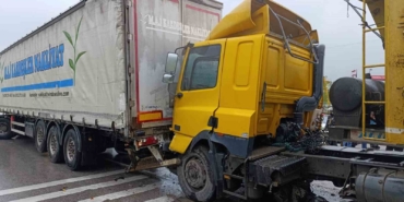 D-100’de 2 tır ve 2 otomobilin karıştığı zincirleme kaza: 1 yaralı