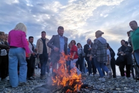 Hıdırellez ateşi sahilde yandı
