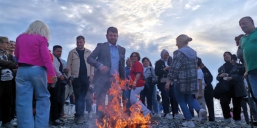 Hıdırellez ateşi sahilde yandı