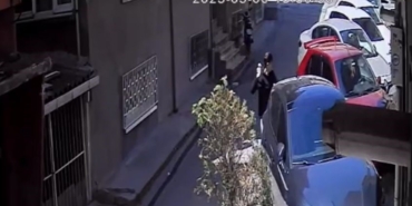 Park halindeki araca taş ve yumruklarla saldırdı: Hiçbir şey olmamış gibi yoluna devam etti