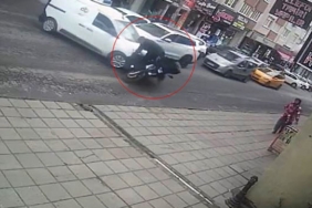 Belediye aşevinin aracı, motosikletle çarpıştı