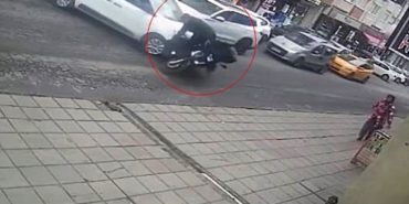 Belediye aşevinin aracı, motosikletle çarpıştı