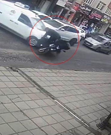 Belediye aşevinin aracı, motosikletle çarpıştı