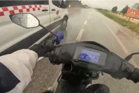 Fırtınadan etkilenen motosiklet sürücüsünün imdadına minibüsçü yetişti