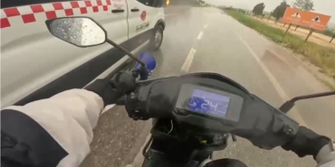 Fırtınadan etkilenen motosiklet sürücüsünün imdadına minibüsçü yetişti