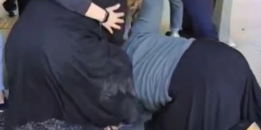 Bayrampaşa’da müzisyen dilencilerin yer kavgası kamerada: Saç saça baş başa girdiler