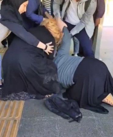 Bayrampaşa’da müzisyen dilencilerin yer kavgası kamerada: Saç saça baş başa girdiler