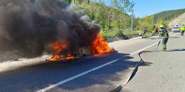 Seyir halinde bir anda alev alan araç kül oldu