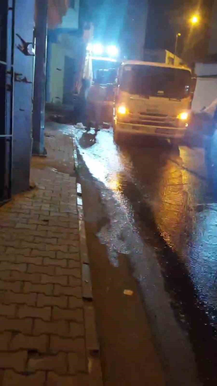 Yağmursuz günde sokaklar dere gibi aktı