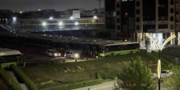 Belediyeye ait otobüsü çalmaya çalışan hırsızlar suçüstü yakalandı