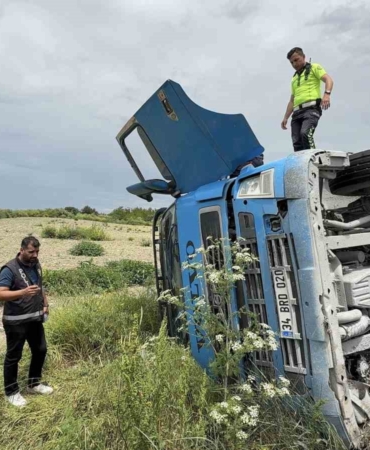 Devrilen hafriyat kamyonunun içerisinde kurtarılmayı bekledi