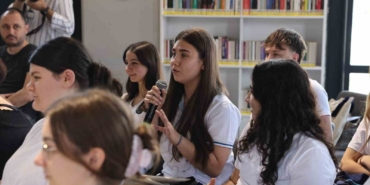 Genç oyuncu, öğrencilere "Hababam Sınıfı"nı okudu