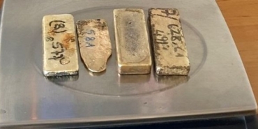 Kadın yolcu iç çamaşırına ve koltuk altlarına gizlediği 2 kilo altın ile yakalandı