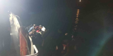 Ayvalık’ta 13’ü çocuk 43 düzensiz göçmen ve yasa dışı yollarla ülkeyi terk etmeye çalışan 2 Türk vatandaşı yakalandı