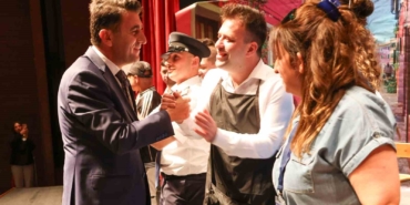 Özel bireyler sahneye çıktı, izleyiciler ayakta alkışladı