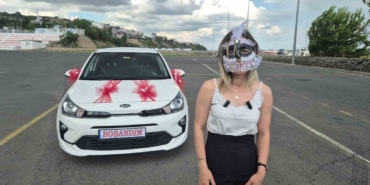 Eşinden boşandı sokakta maskeli kutlama yaptı
